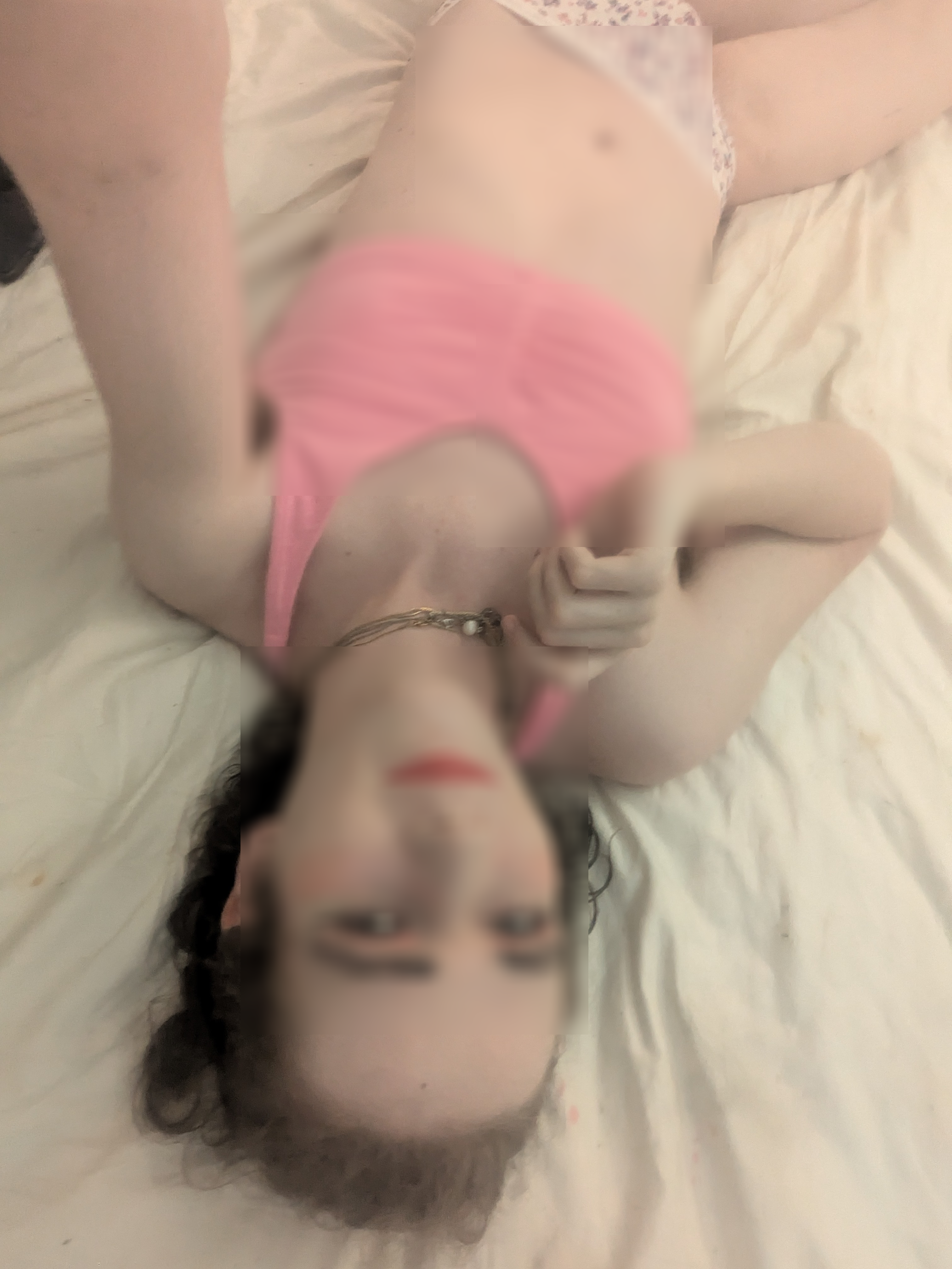 The photo shows a woman lying on a light-colored bed or surface.... - sa pamamagitan ng Daisy